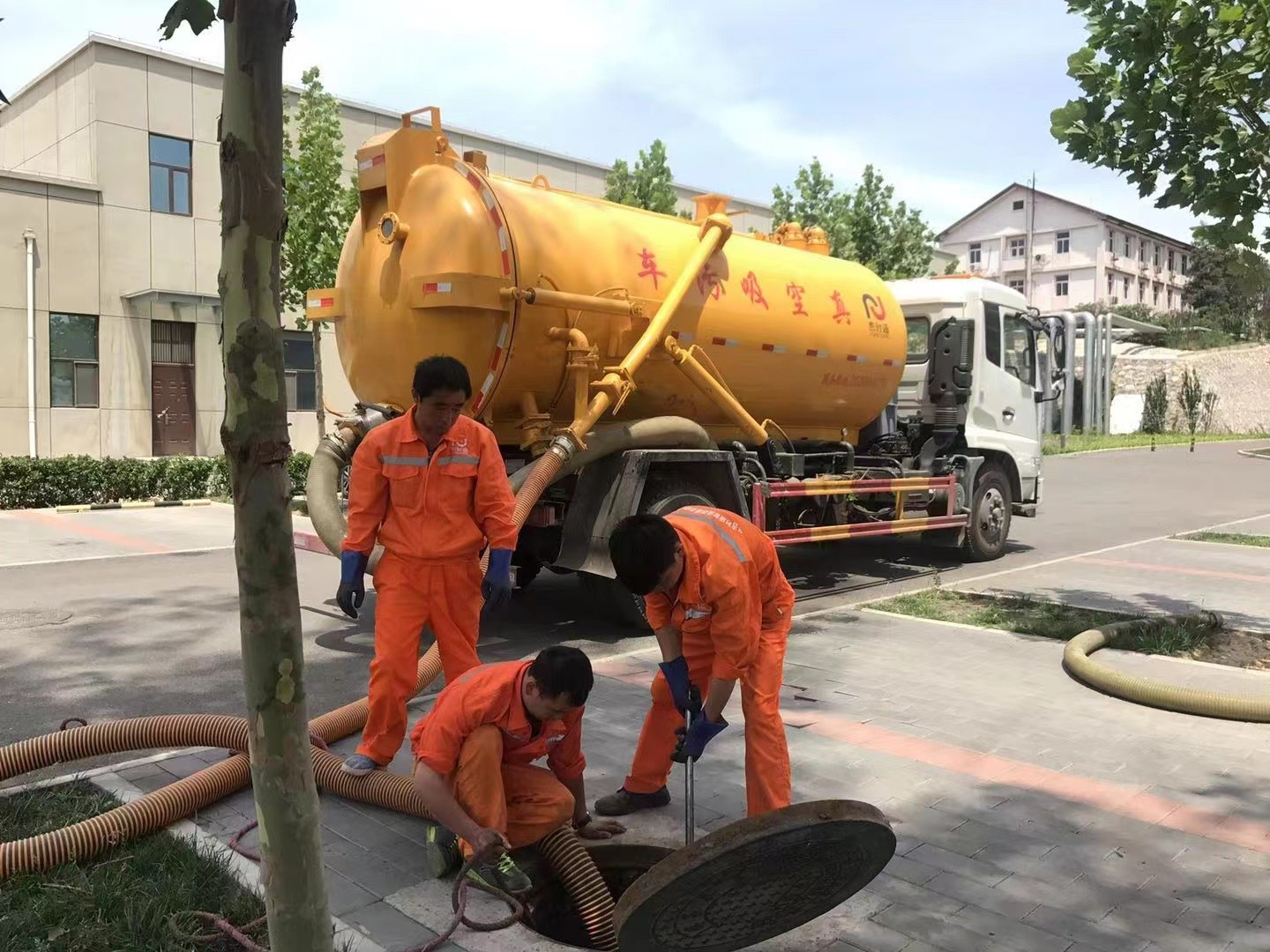 袍江管道疏通车停在窨井附近