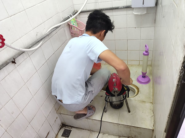 袍江管道堵塞冒臭气 专业师傅现场解决问题